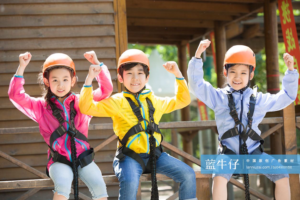 快乐的孩子们在户外玩耍