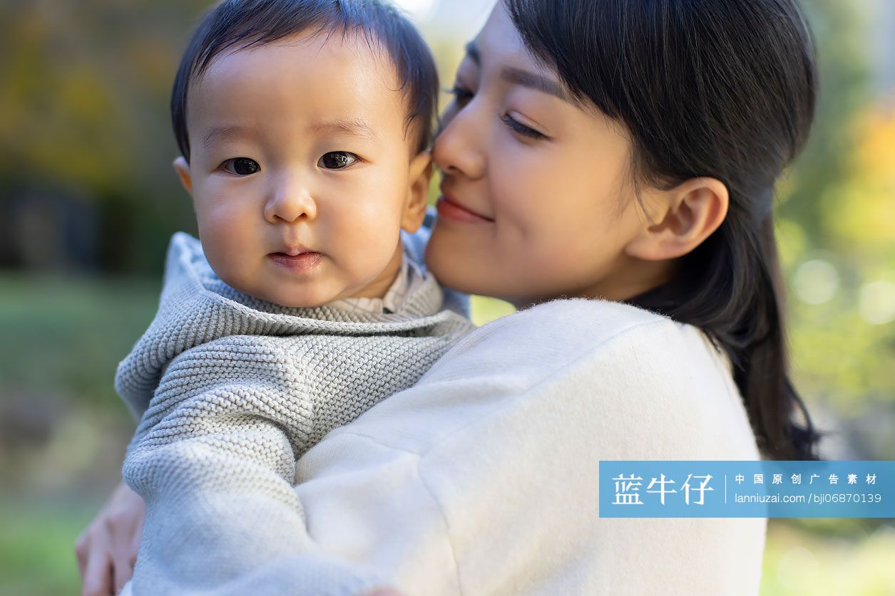 年轻妈妈在公园陪宝宝玩耍