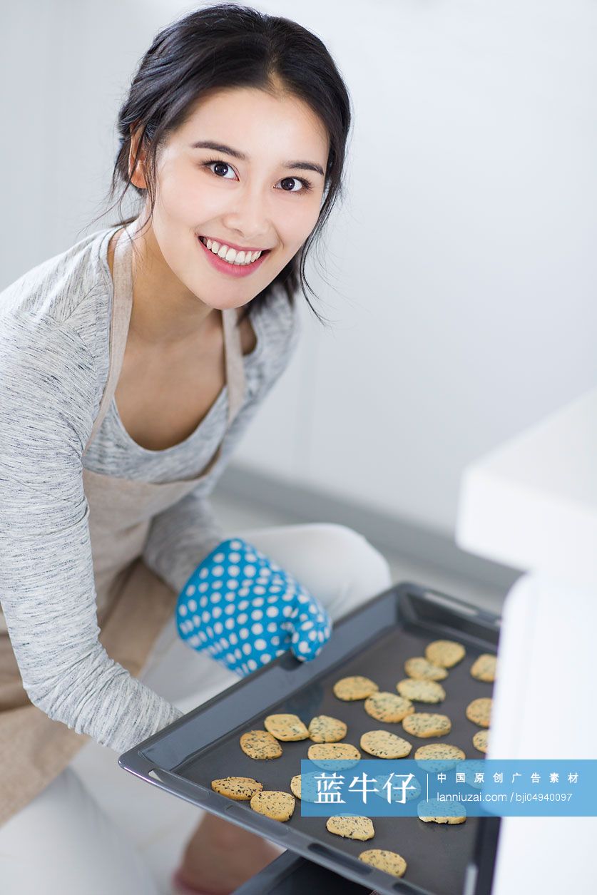 年轻女子在厨房烘焙饼干