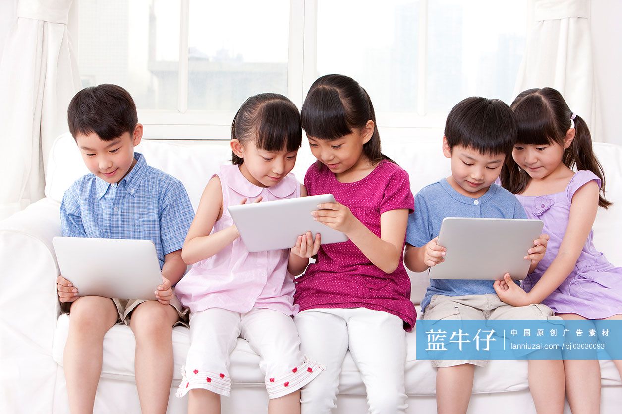 孩子们在家玩平板电脑