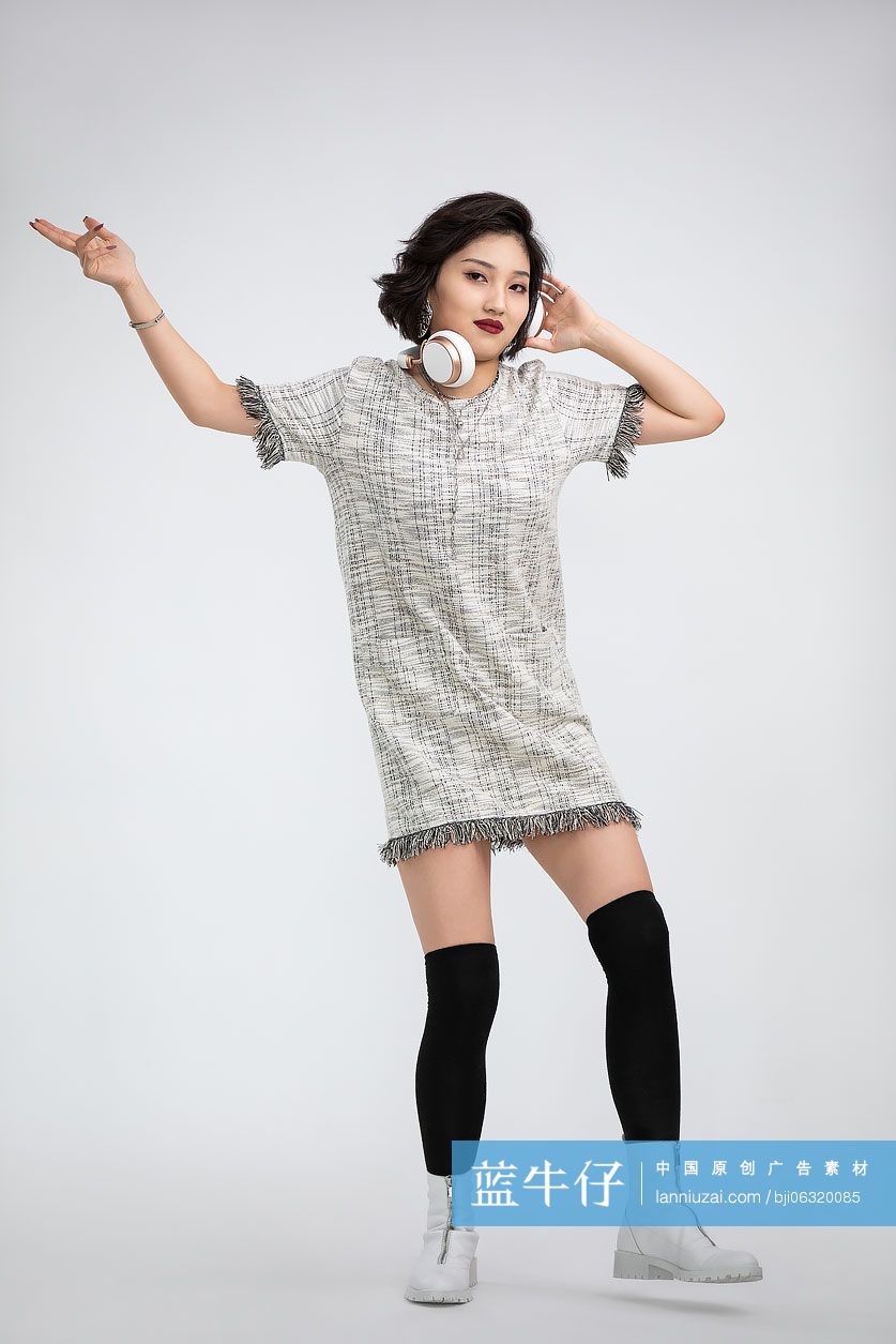 年轻女孩戴着耳机听音乐