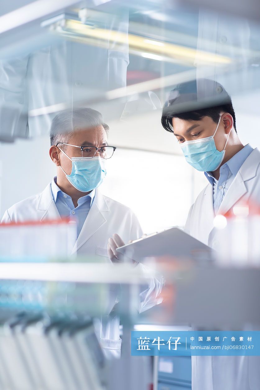 医学研究员在实验室讨论工作