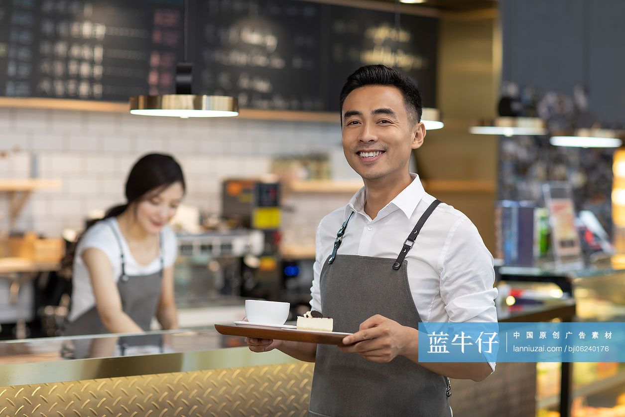 夫妻俩在咖啡店工作