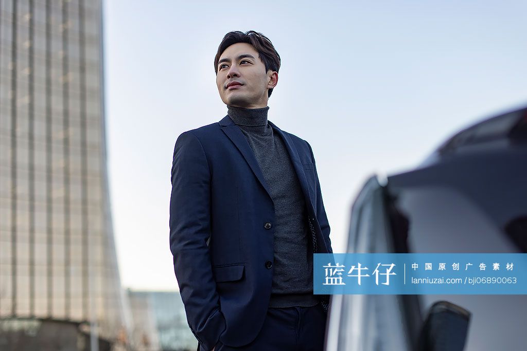 商务男子站在汽车旁边