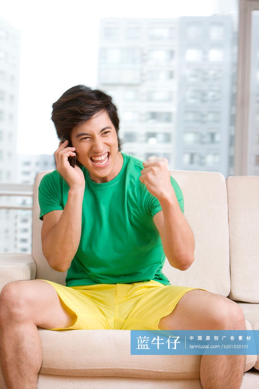 打手机的兴奋男青年