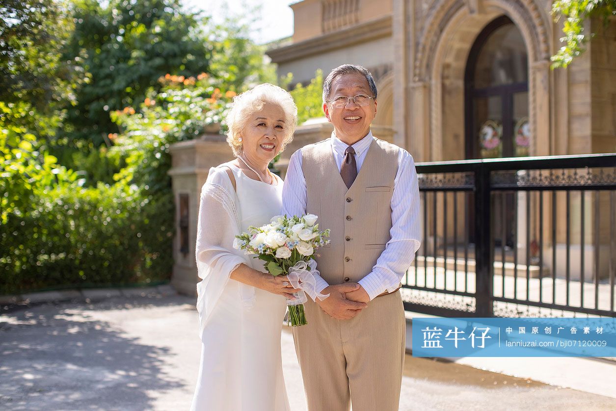 开心的老年新婚夫妇