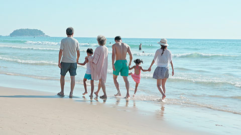 快乐的家庭海边散步