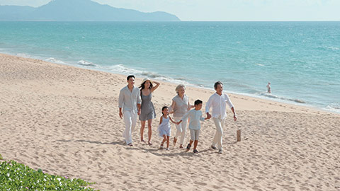 快乐家庭在沙滩散步