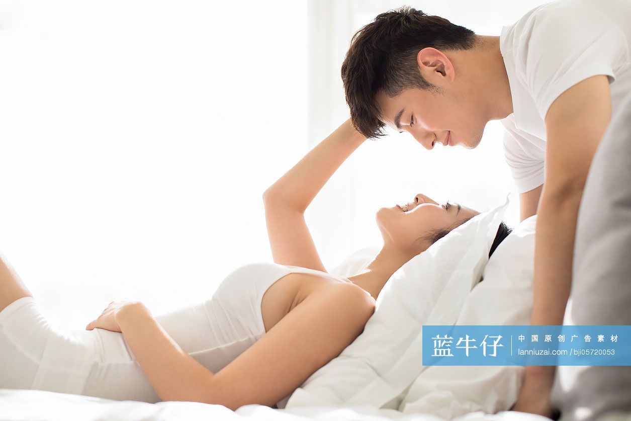 快乐的年轻情侣共度甜蜜时光
