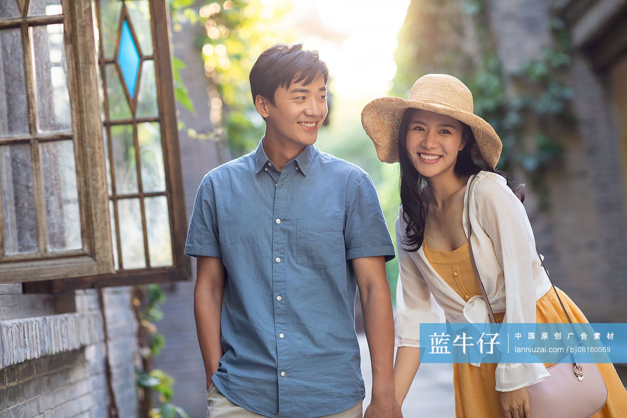 快乐年轻情侣在巷子里走路-蓝牛仔影像-中国原创广告影像素材