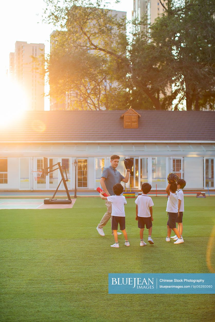 Foreign teacher teaching children basketball