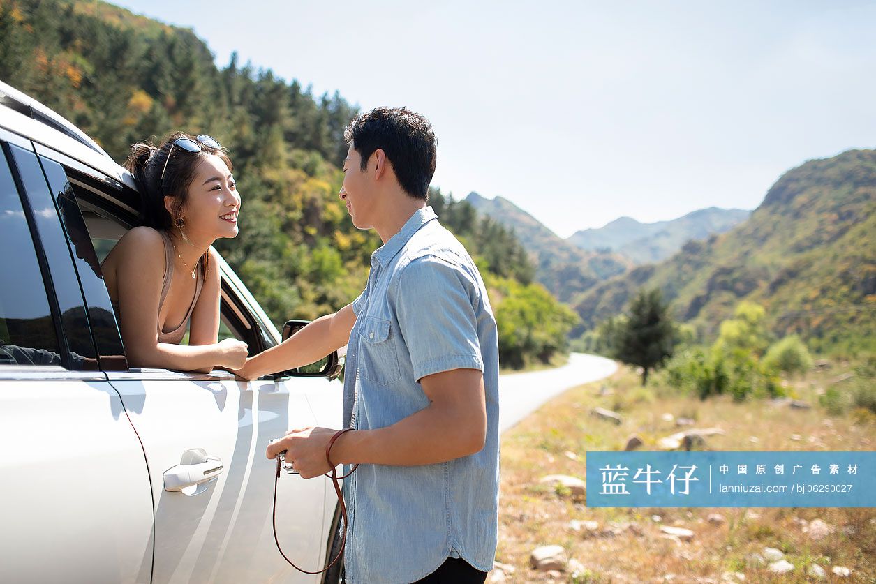快乐的年轻情侣户外自驾游