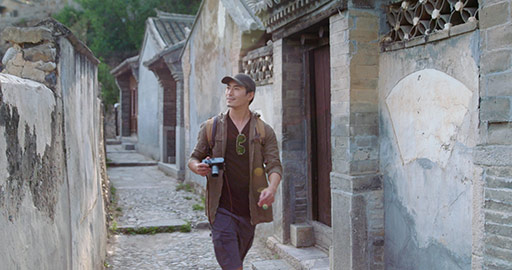 摄影师在村落里拍照