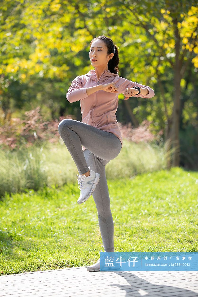 年轻女士在公园健身