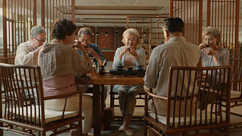 老人们聚在茶馆喝茶聊天
