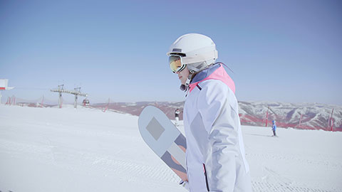年轻女子户外滑雪