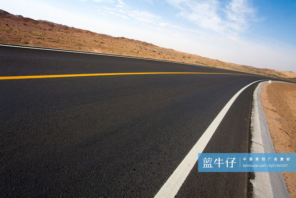 穿过荒野的公路