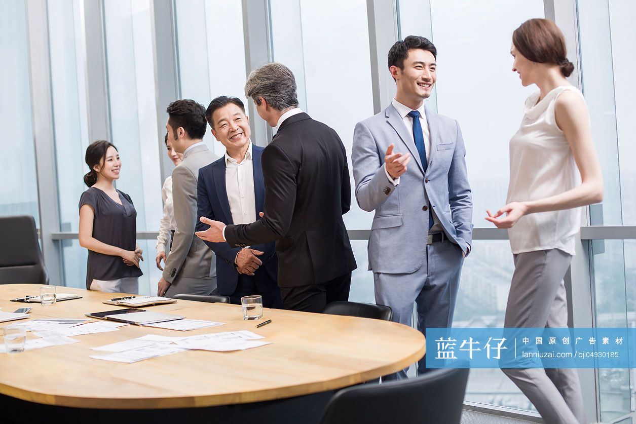 商务人士在会议室谈论