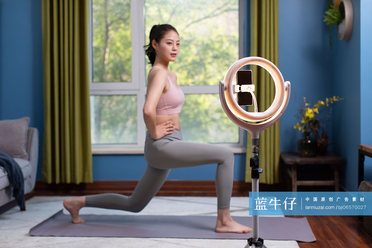 年轻女子在家直播健身运动