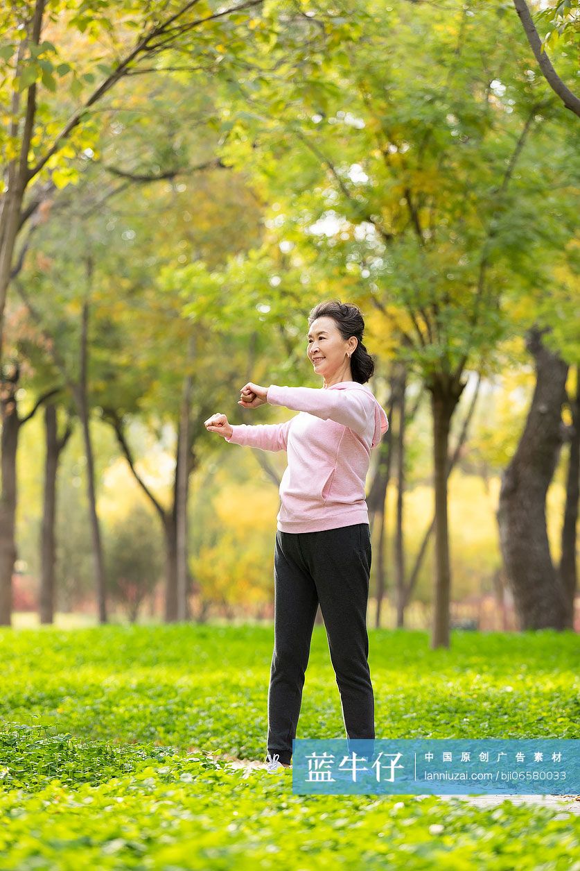 开心的老年女子在公园锻炼身体