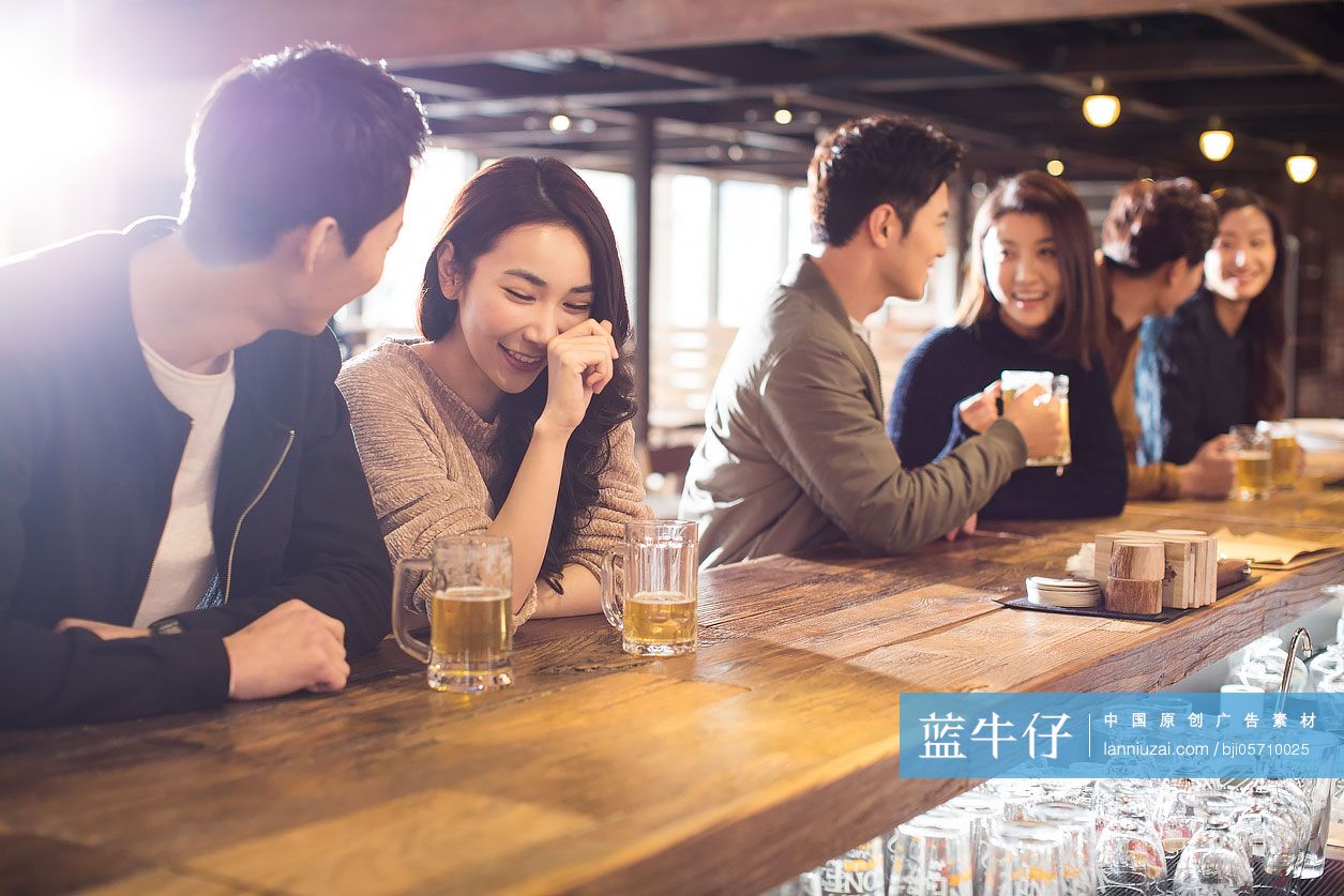 年轻女子在酒吧喝酒-蓝牛仔影像-中国原创广告影像素材