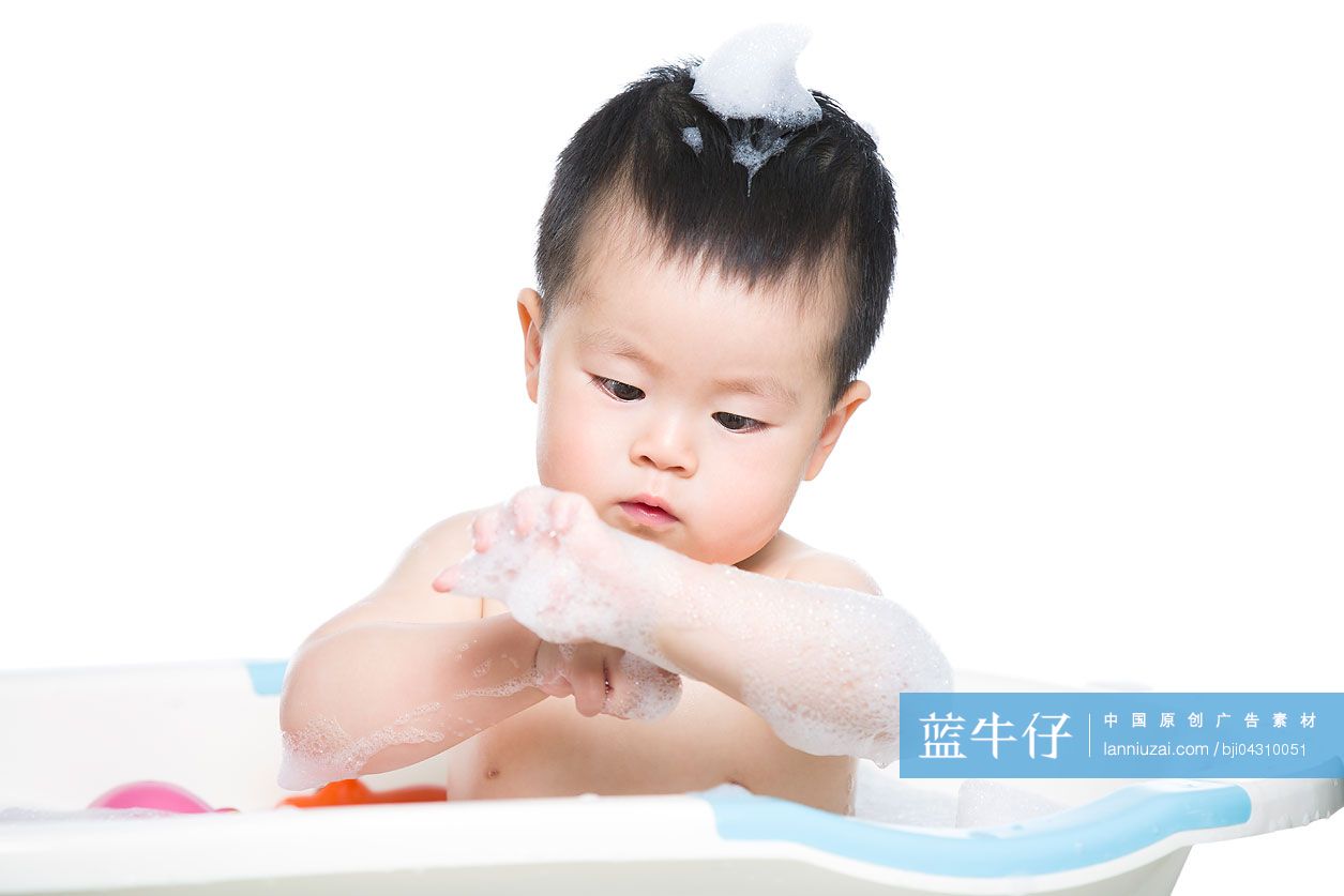 妈妈给宝宝洗澡-蓝牛仔影像-中国原创广告影像素材