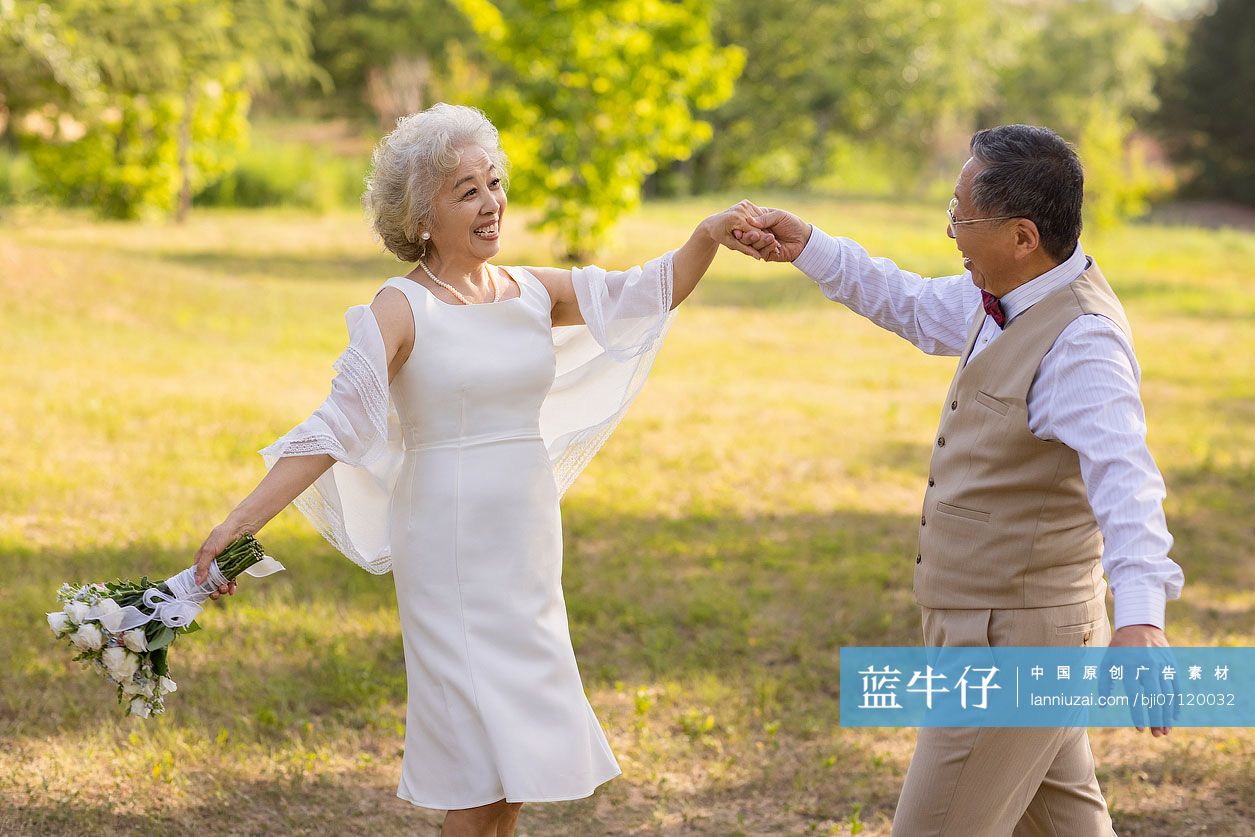 开心的老年新婚夫妇