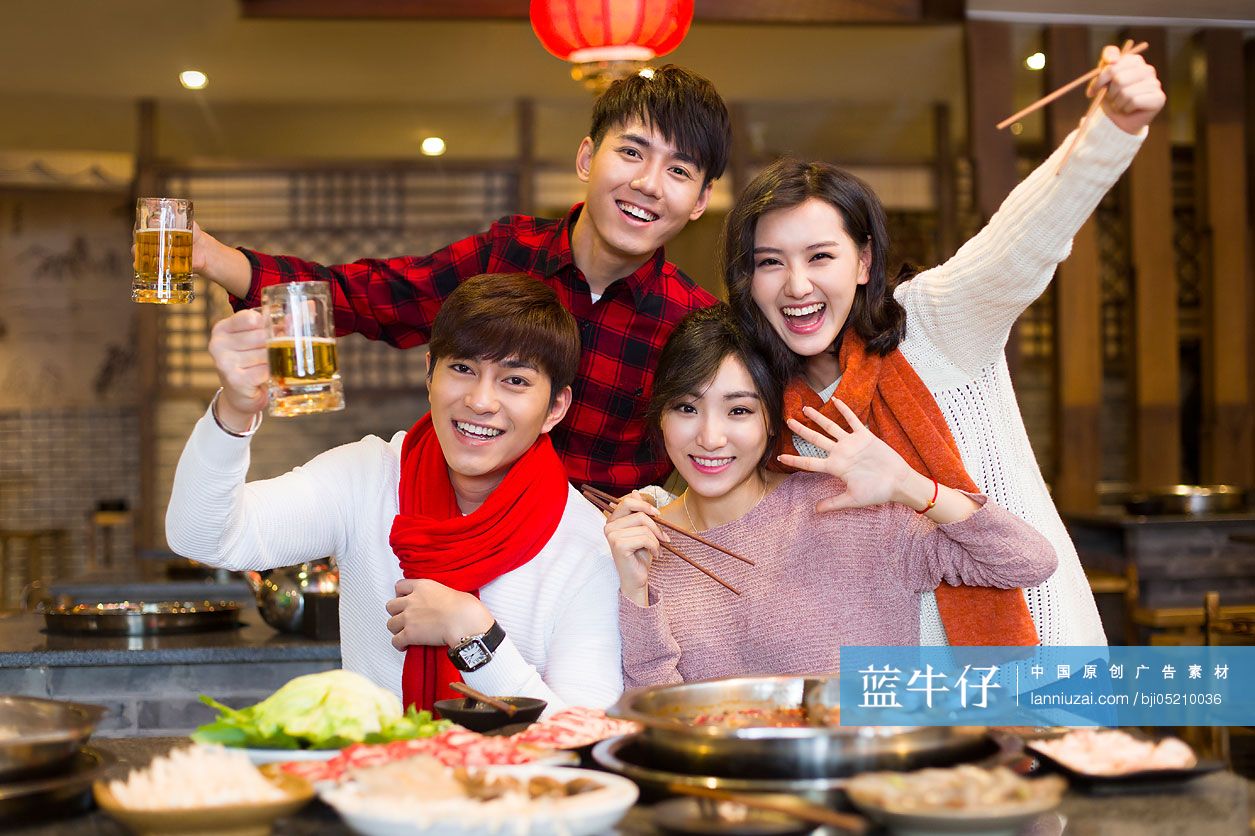 年轻朋友们在火锅店吃饭