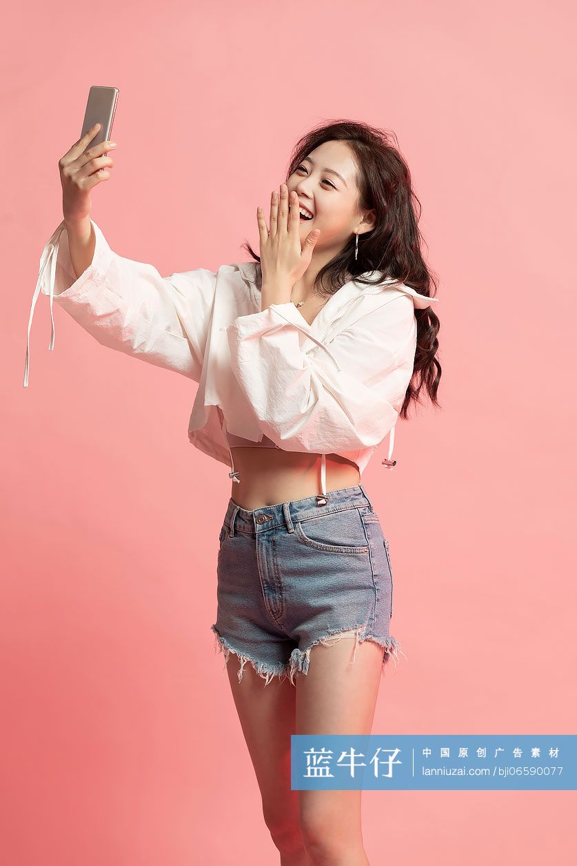 年轻女孩使用手机