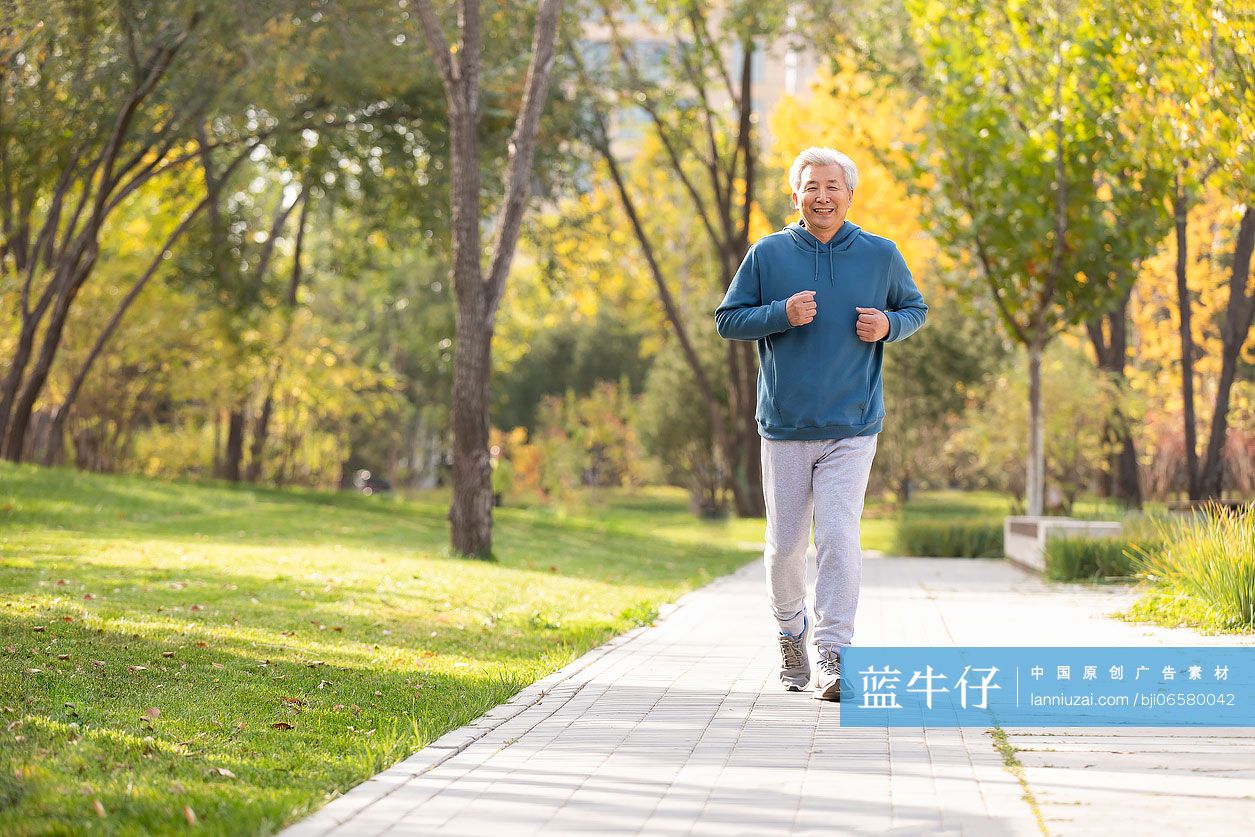 开心的老年男子在公园跑步-蓝牛仔影像-中国原创广告影像素材