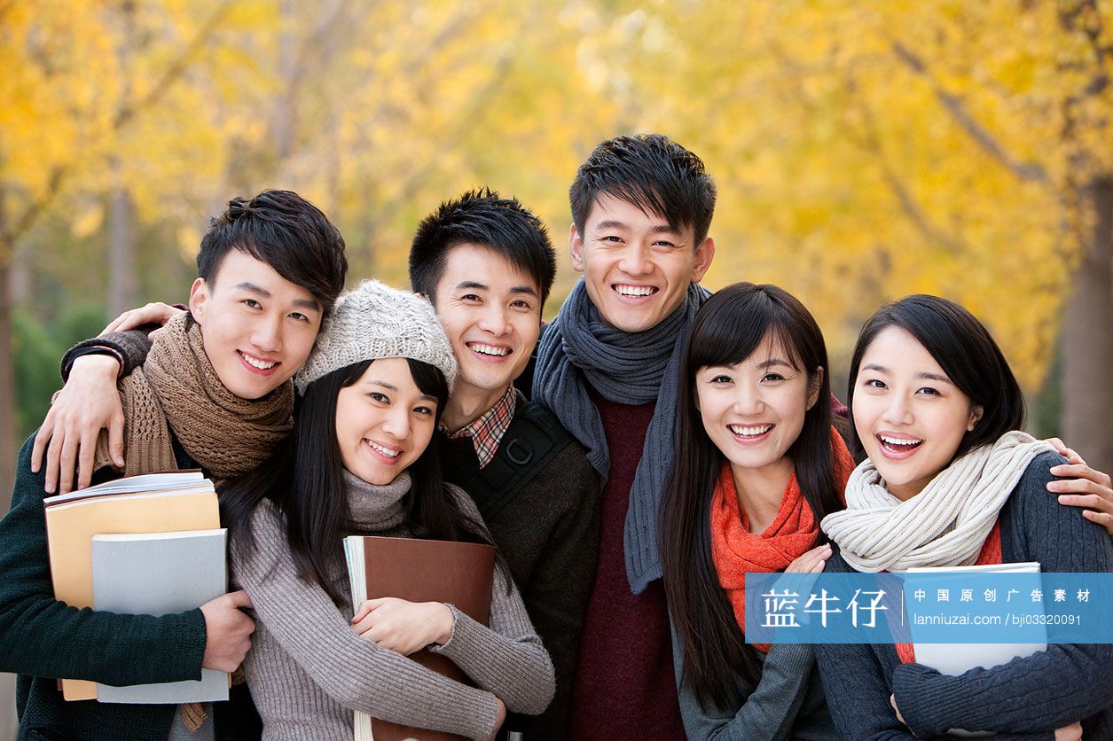 校园里的大学生合影