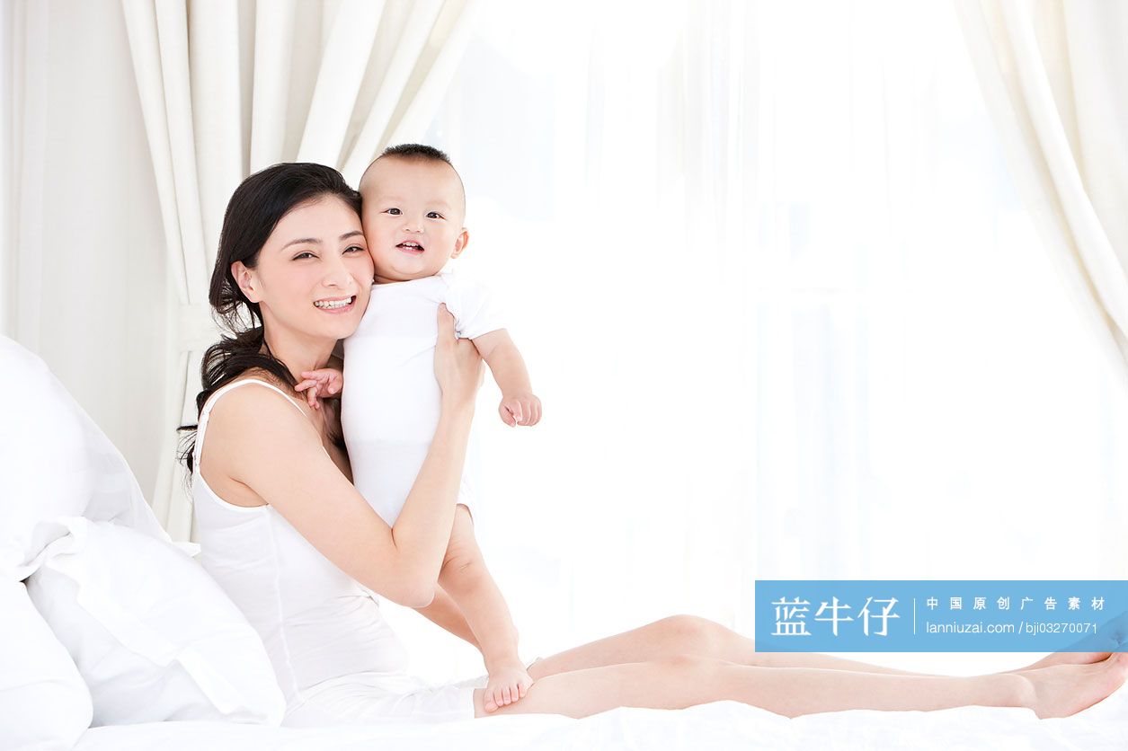 快乐妈妈和婴儿