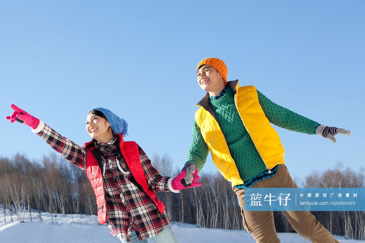 年轻情侣在滑雪场-蓝牛仔影像-中国原创广告影像素材