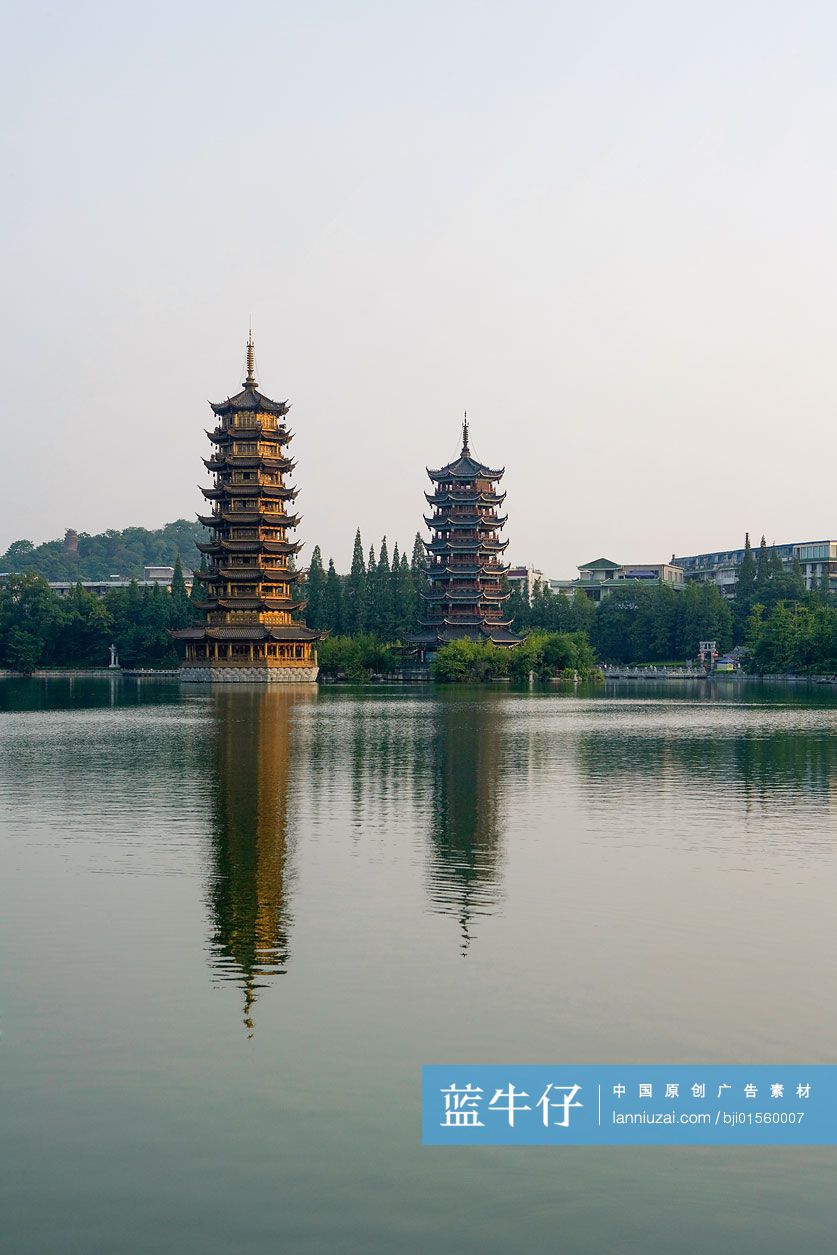 桂林杉湖日月双塔