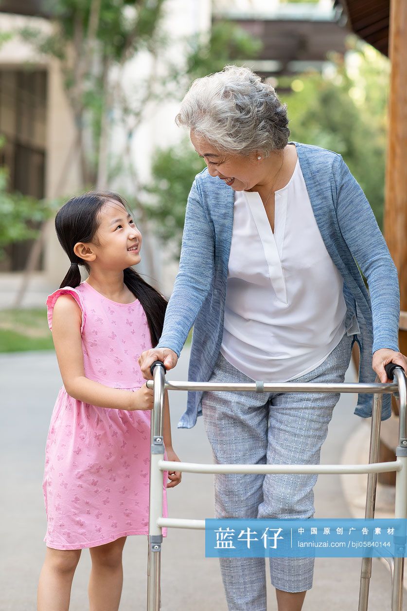 孙女帮助奶奶用助行器走路
