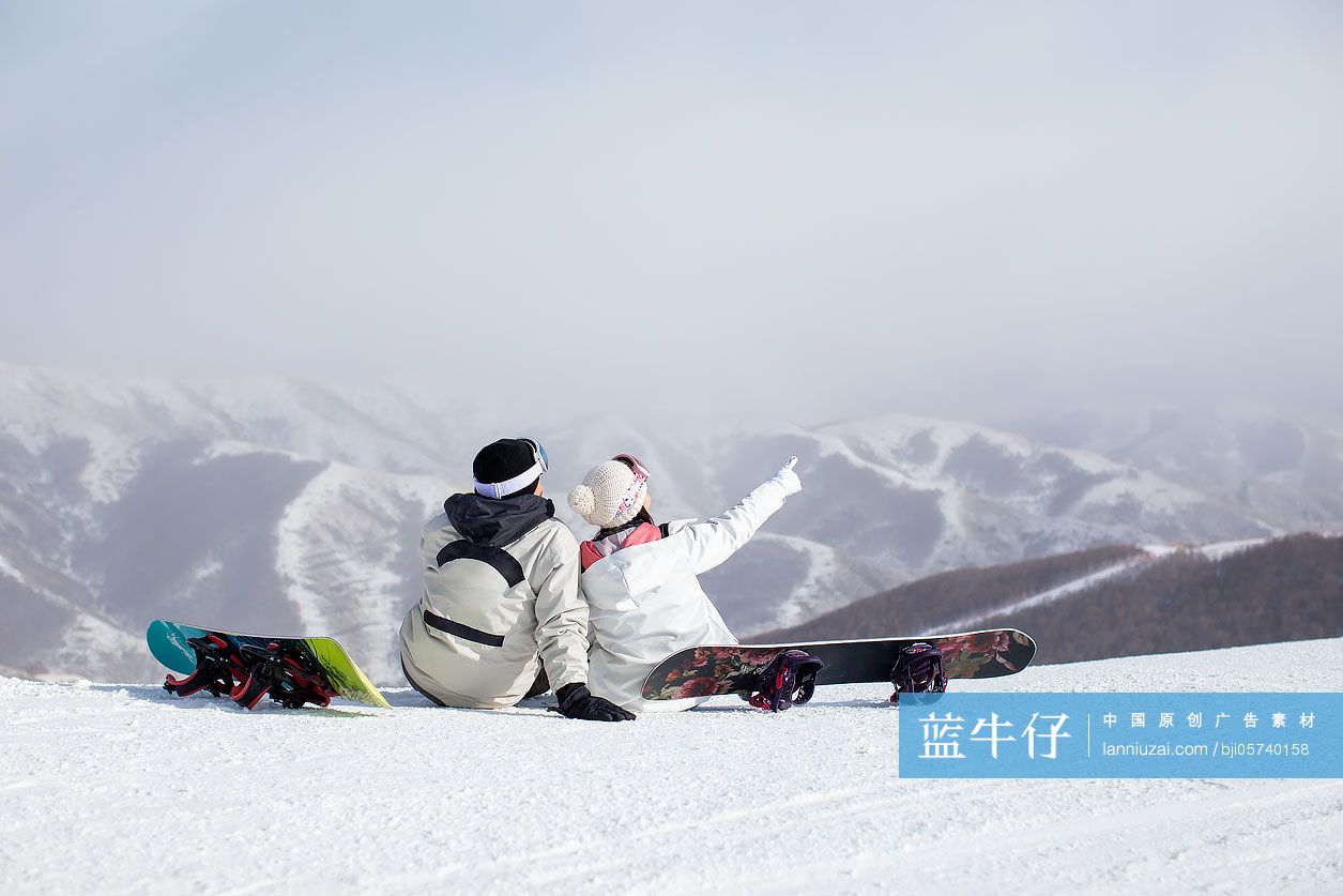 年轻情侣在滑雪场休息