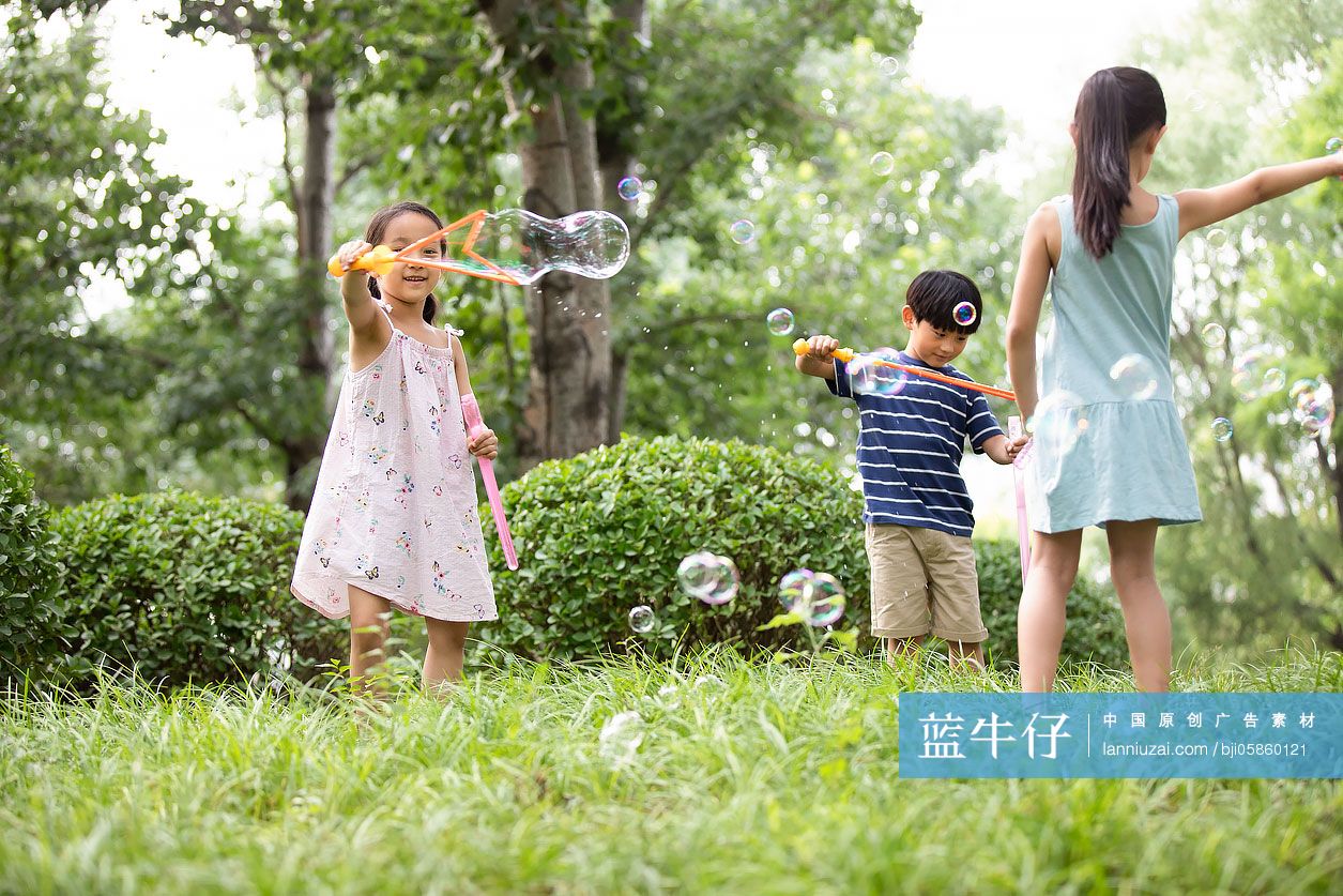 孩子们在草地上吹泡泡