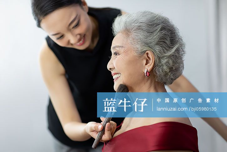 化妆师给老年人化妆