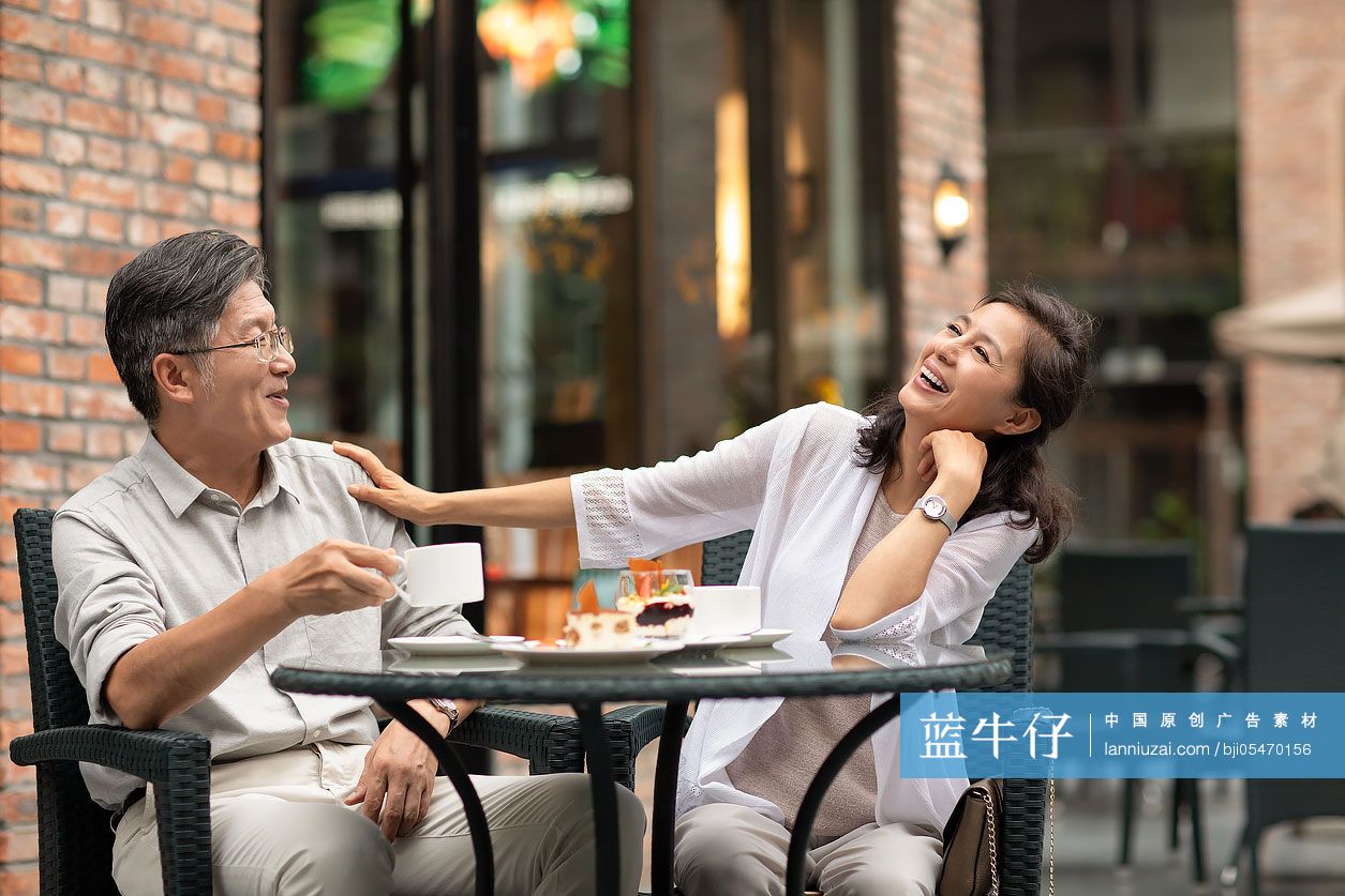 中老年夫妇在咖啡店吃下午茶-蓝牛仔影像-中国原创广告影像素材