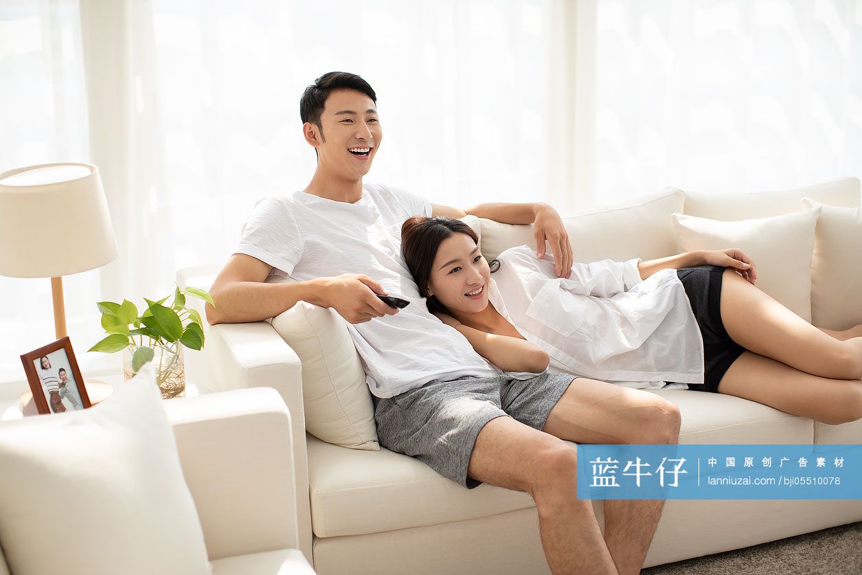 年轻情侣在家看电视
