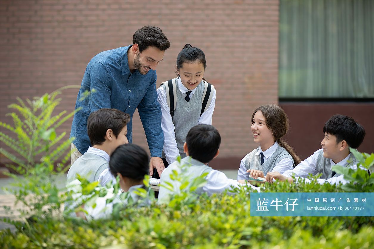 老师和学生在校园里