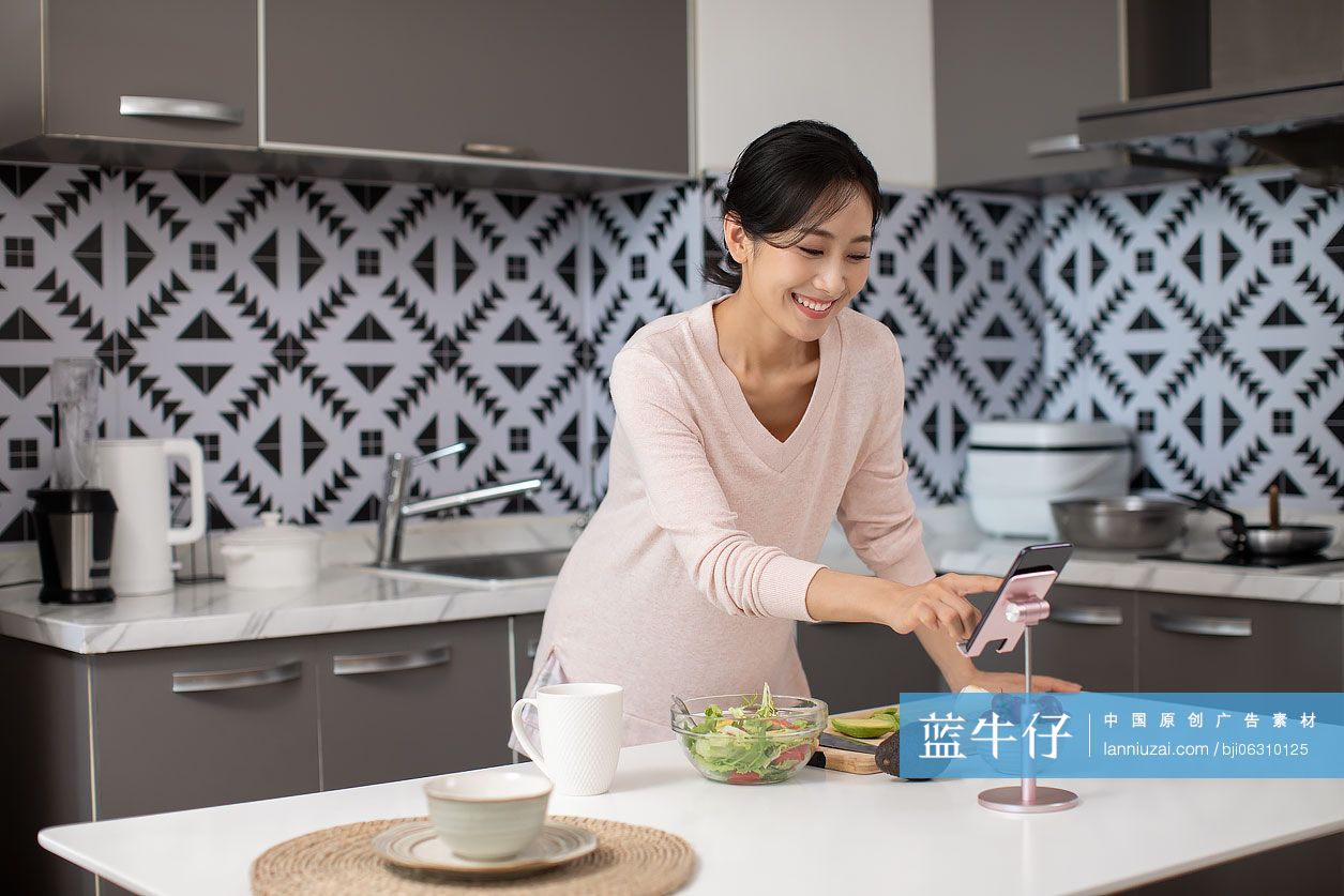 快乐年轻女士在厨房做沙拉