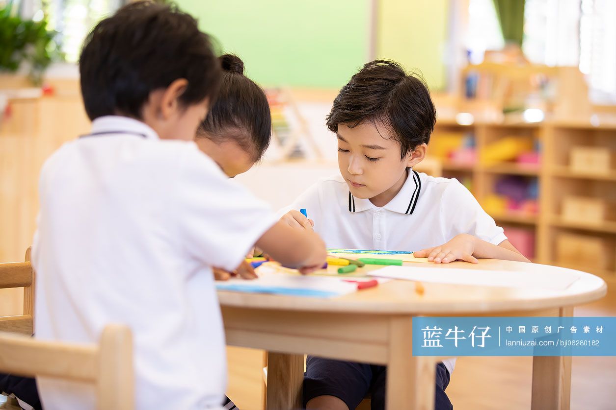 儿童在教室绘画