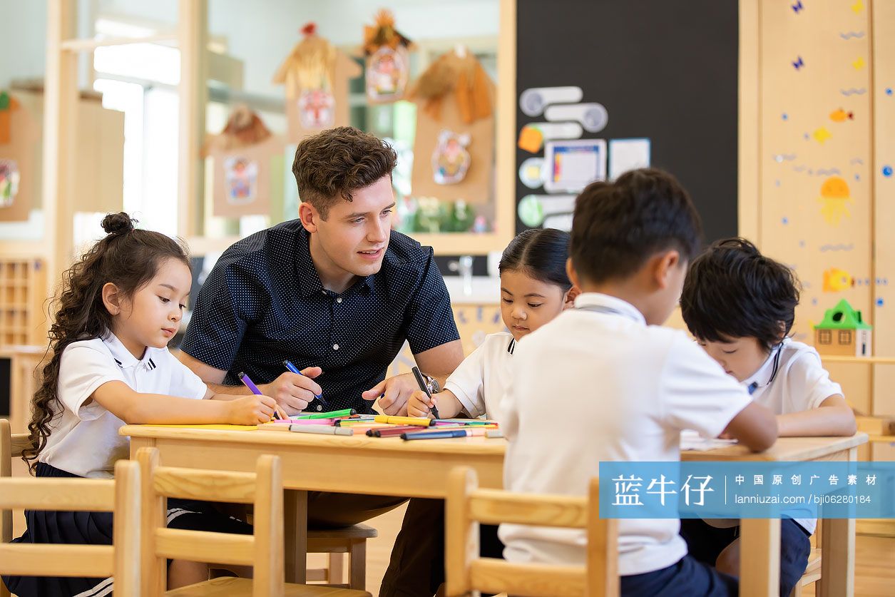 儿童在教室绘画