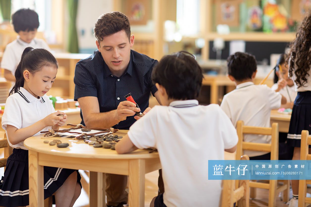 外教给孩子上手工课