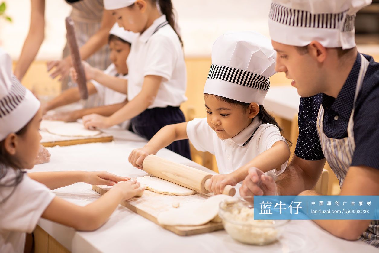 孩子们在教室上烹饪课