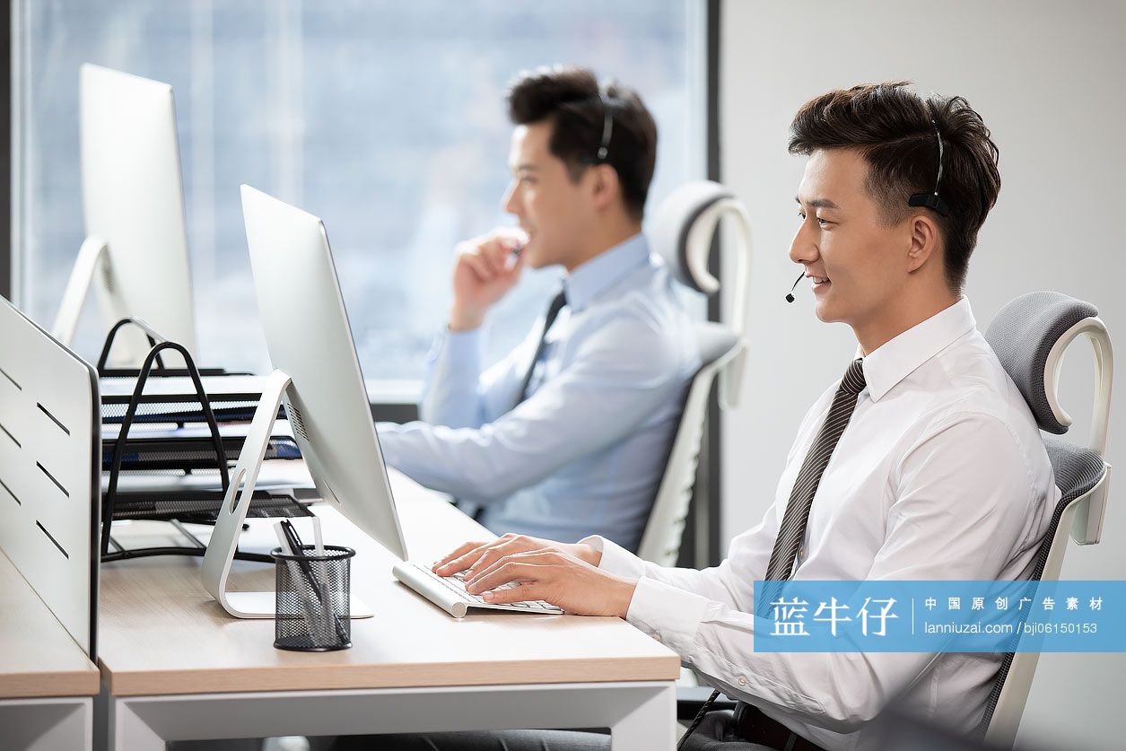 年轻商务男士在办公室工作