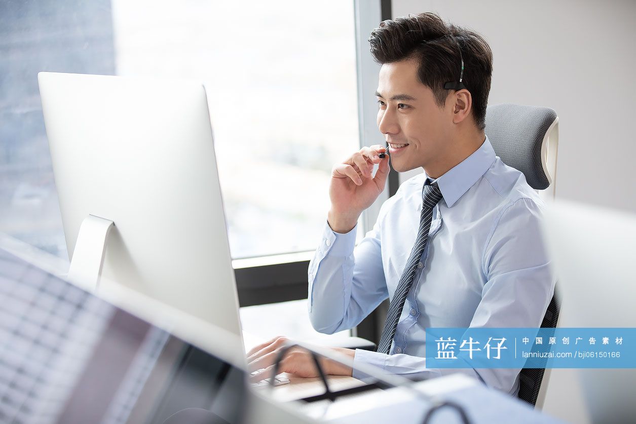 年轻商务男士在办公室工作