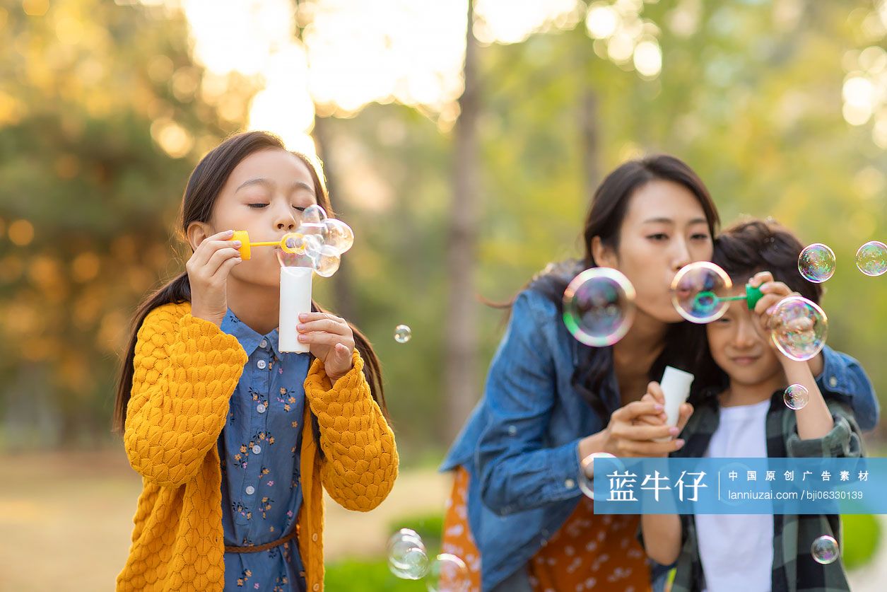 快乐的年轻家庭一起吹泡泡