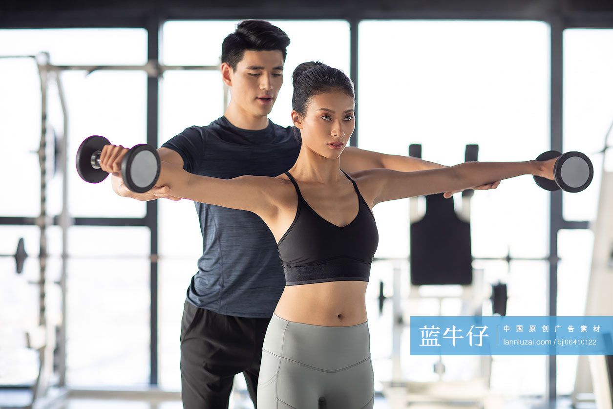 年轻女士上私教课